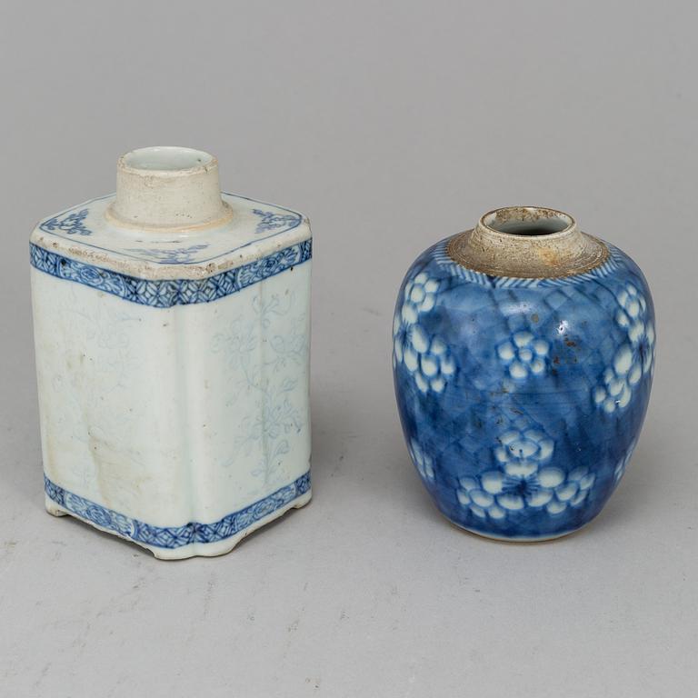 Two blue and white tea caddies, Qing dynasty, 18th Century.