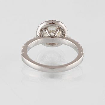 RING, 18K vitguld med en briljantslipad diamant 1.44 ct samt små briljantslipade diamanter 0.50 ct. Vikt 4,6 gram.