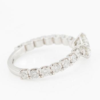 Ring 18K vitguld med briljantslipade diamanter medföljande IGI report.