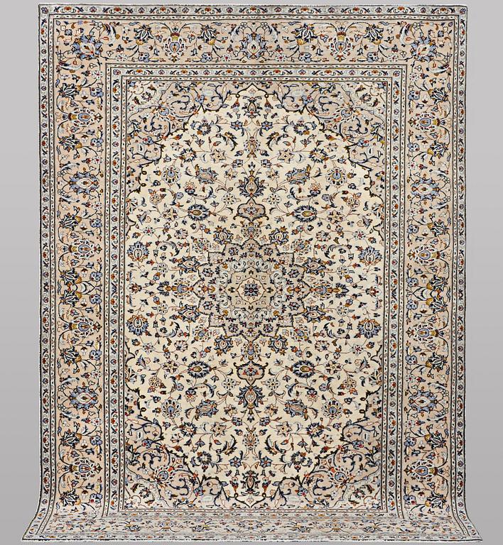 A carpet, Kashan, ca 283 x 194 cm.