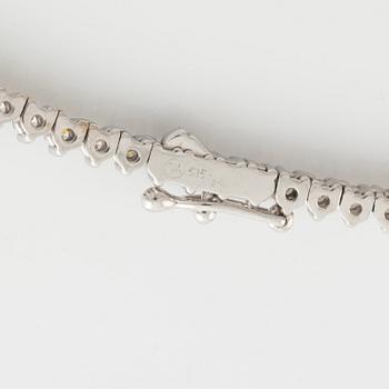 Tennishalsband, 14K vitguld, diamanter ca 5.52 ct tot. Med AIG-certifikat.