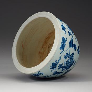 A blue and white pot, Qing dynasty, 18th century.