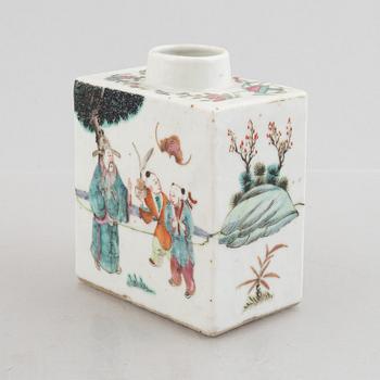 A famille rose tea caddy, Qing dynasty, 19th century.