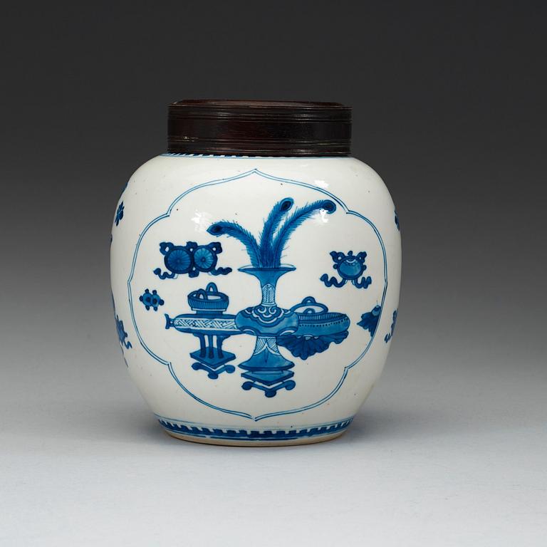 A blue and white jar, Qing dynasty, Kangxi (1662-1722).