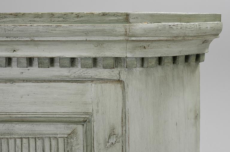 HÖRNSKÅP, gustavianskt. 1700-talets slut.