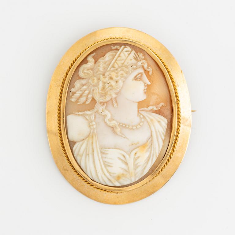 Gold and shell cameo brooch.
