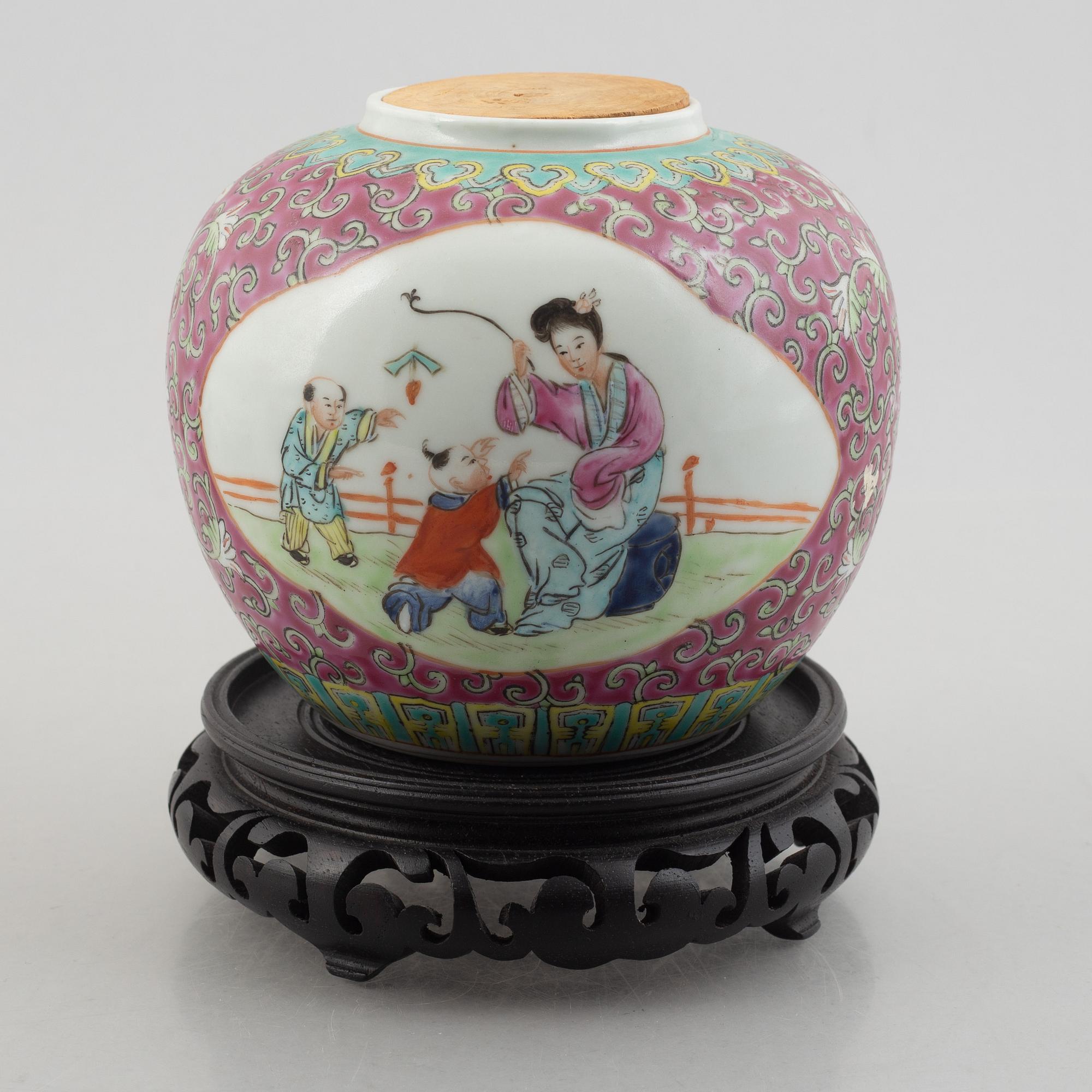 A set of four porcelain pieces, China, 19th/20th century.