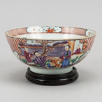 A famille rose export porcelain bowl, Qing dynasty, Qianlong (1736-95).