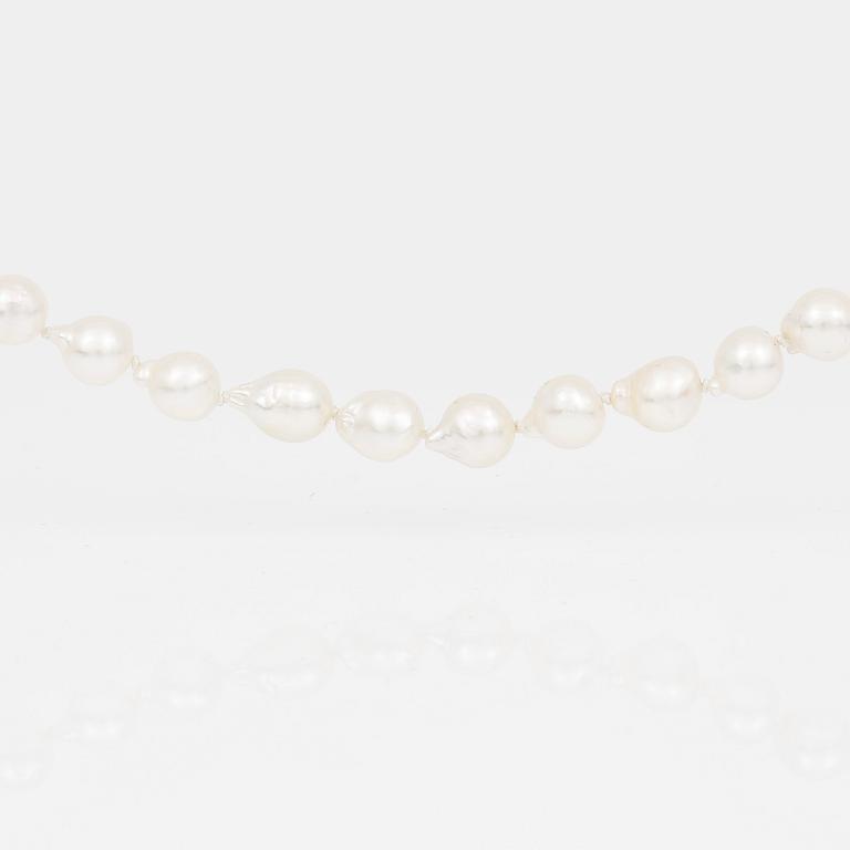 PÄRLCOLLIER, med något gula och rosafärgade barocka droppformade pärlor och förgyllt silverlås.