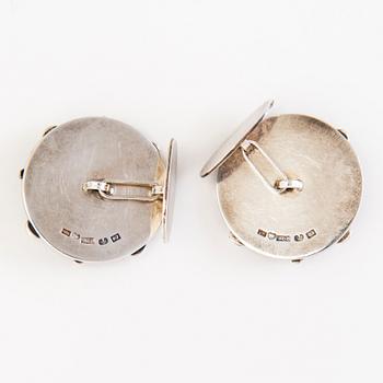 SAARA HOPEA, kalvosinnappipari, hopeaa. Porvoo, Suomi 1968.