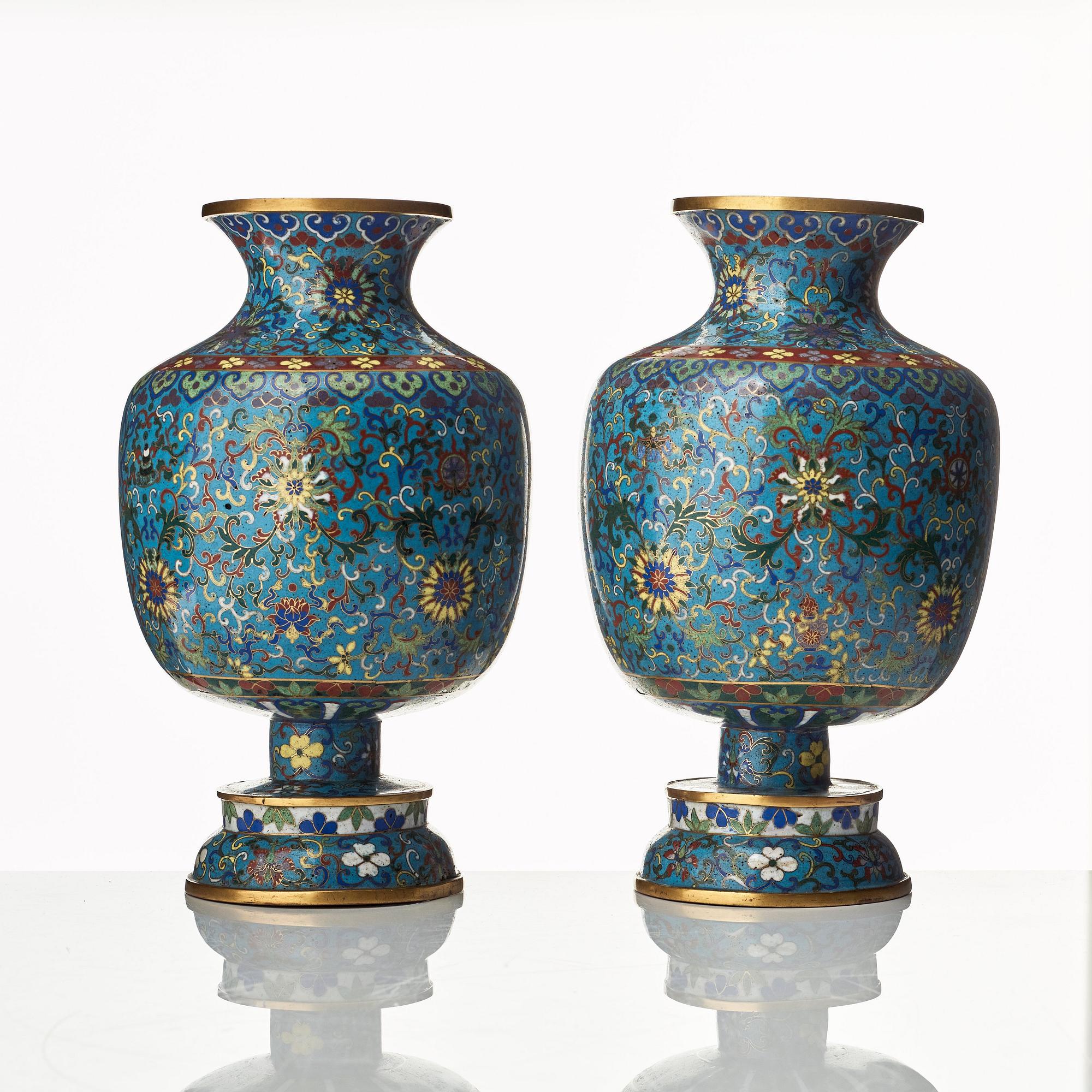 Urnor, ett par, cloisonné. Sen Qingdynasti.