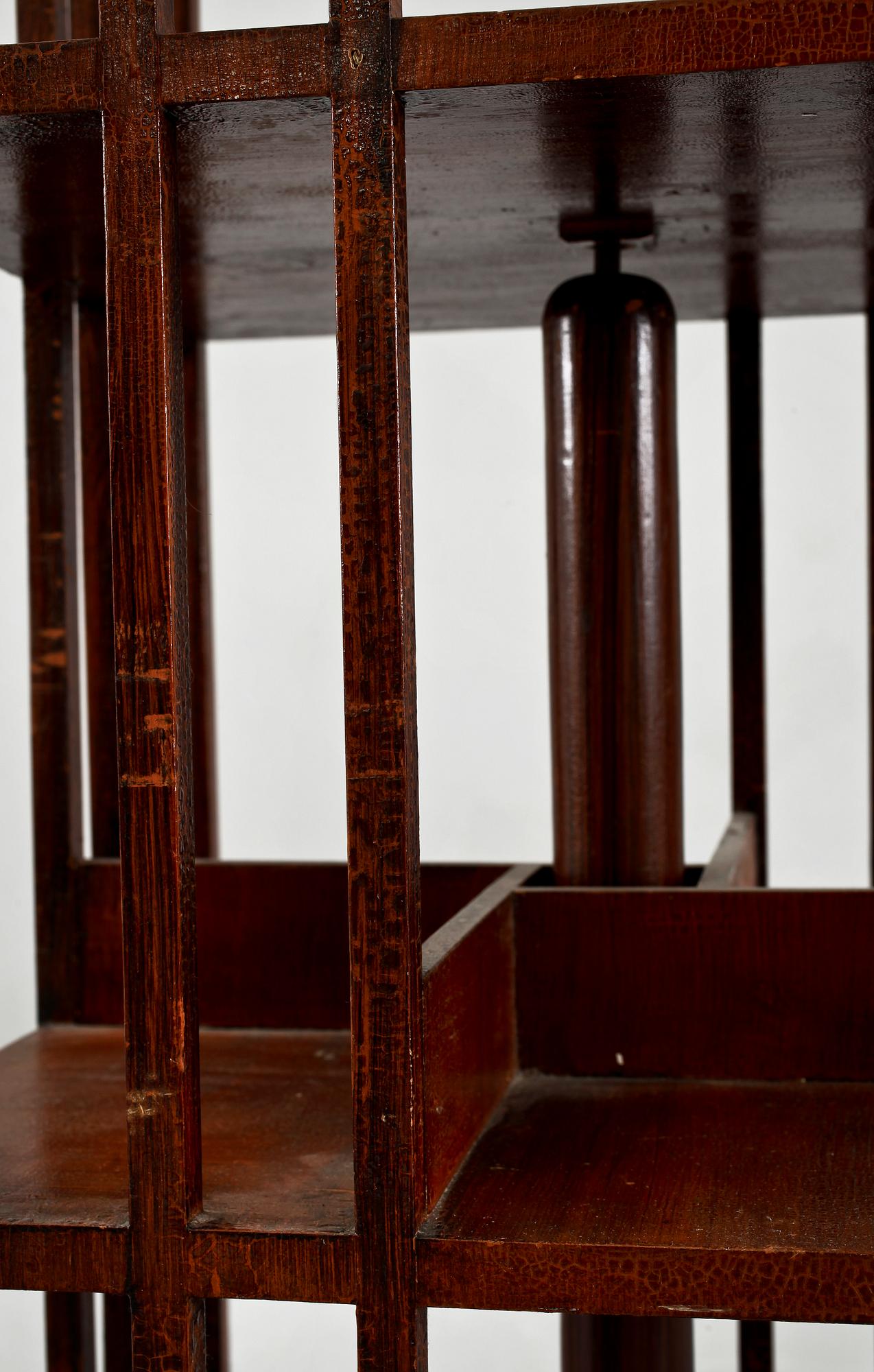 BOKSNURRA, engelsk stil. 1900-talets första hälft.