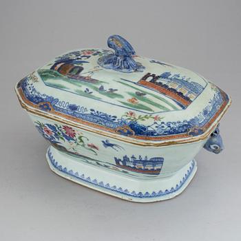 A clobbered, blue and white tureen, Qing dynasty, Qianlong (1736-95).