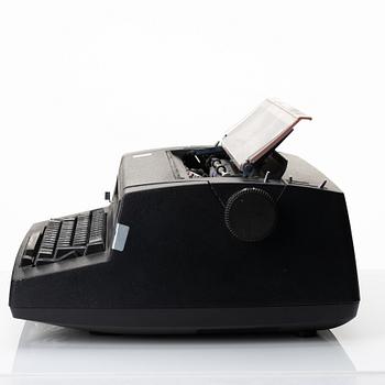 Skrivmaskin, IBM Selectric Typewriter 670X samt fotografi, Mikael Jansson.