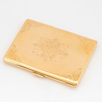 An 18K gold cigarette case.