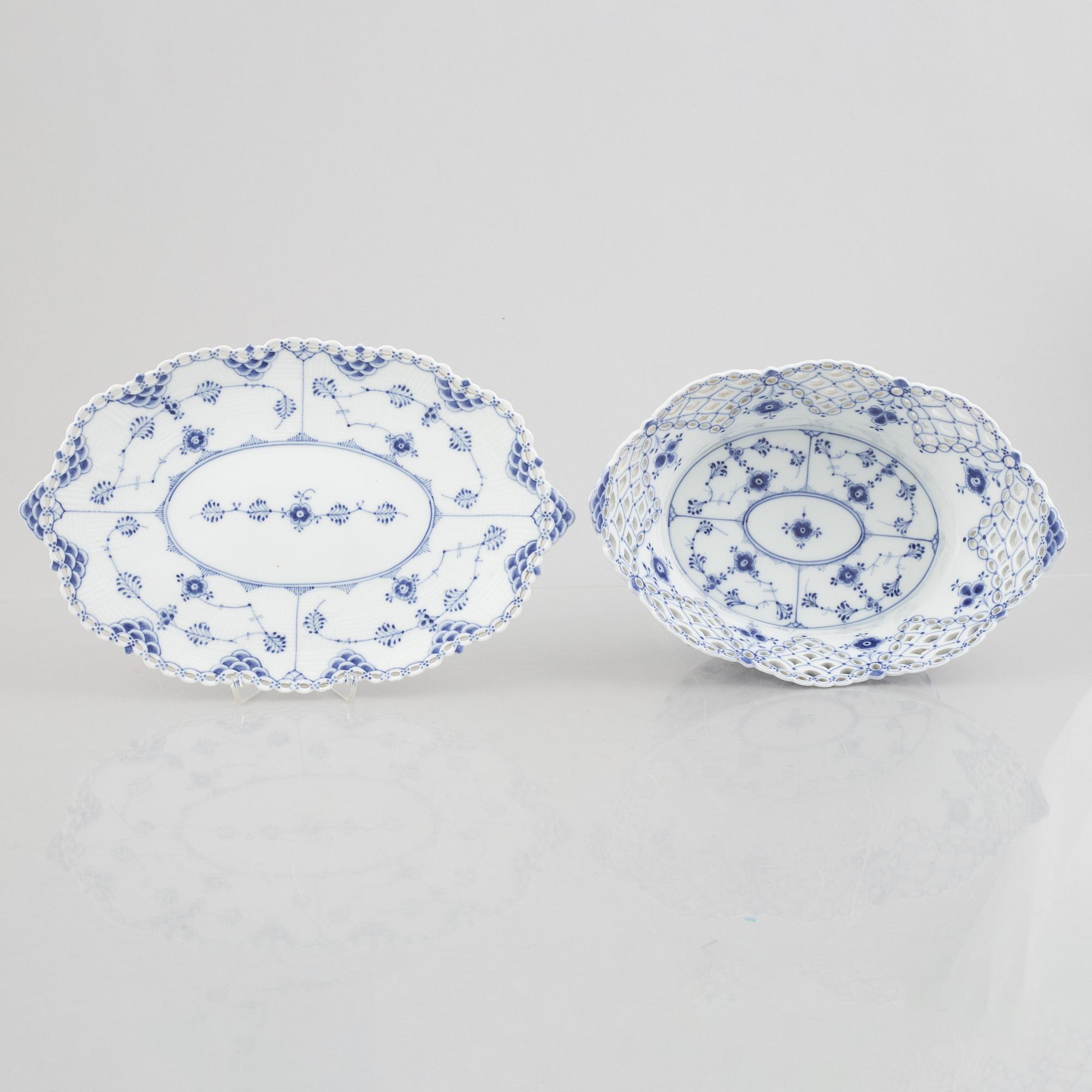 A 'Blue Fluted Full Lace' / 'Musselmalet' Fruit Bowl and Stand, Royal Copenhagen, model number 1059 and 1060, 1898-1923.