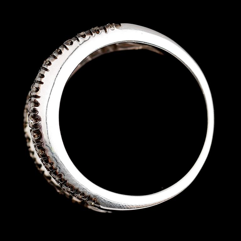 RING, 10 k guld, briljantslipade diamanter tot ca 0.73 ct.
