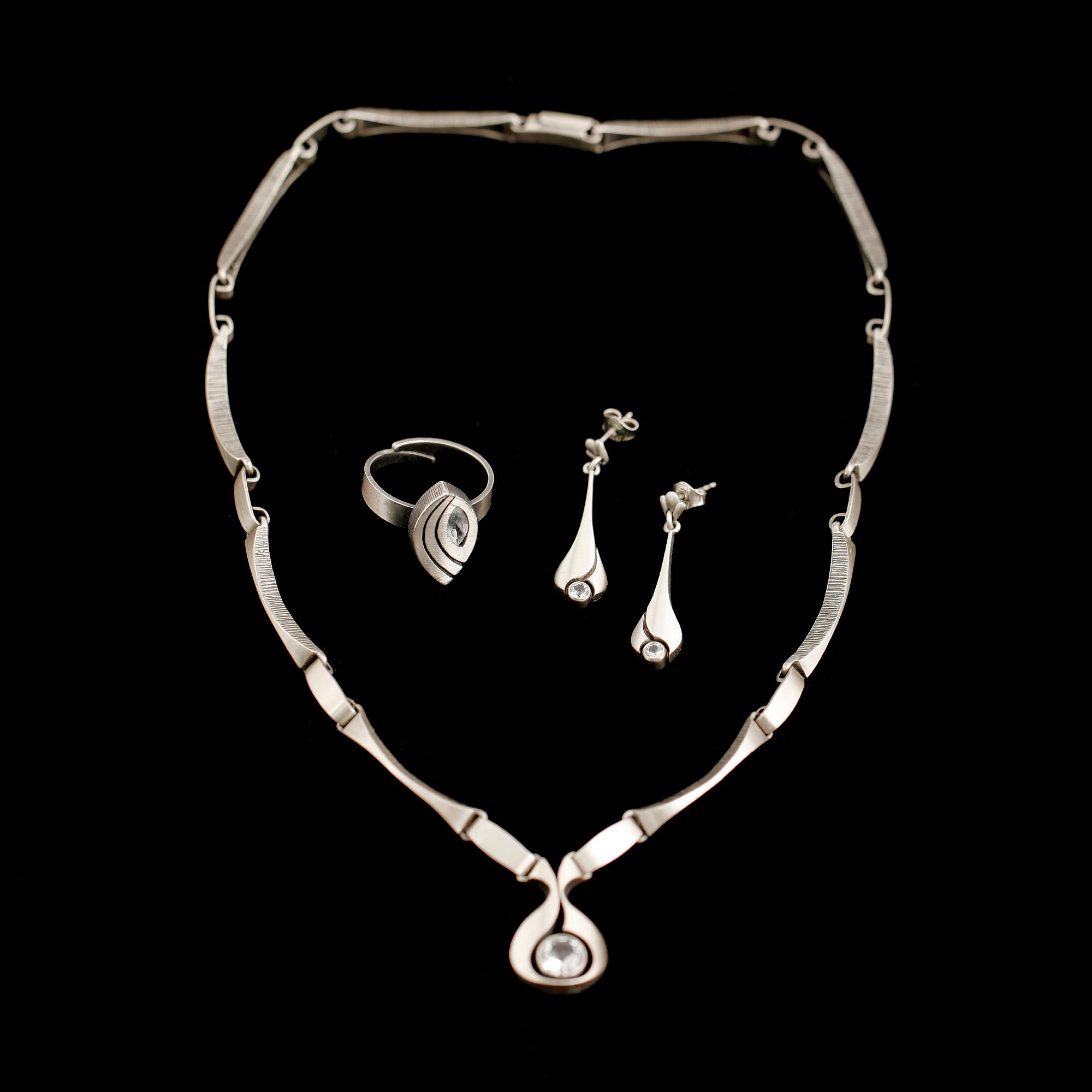 HALSBAND, ÖRHÄNGEN,1 par SAMT RING, silver, Karl Laine, Finland. Total vikt 28 g.