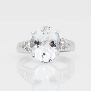 RING, 14K vitguld med ovalslipad goshenit ca 4,03 ct. Vikt ca 4,24 g.