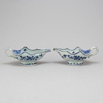 A pair of blue and white export porcelain sauce boats, Qing dynasty, Qianlong (1736-95).