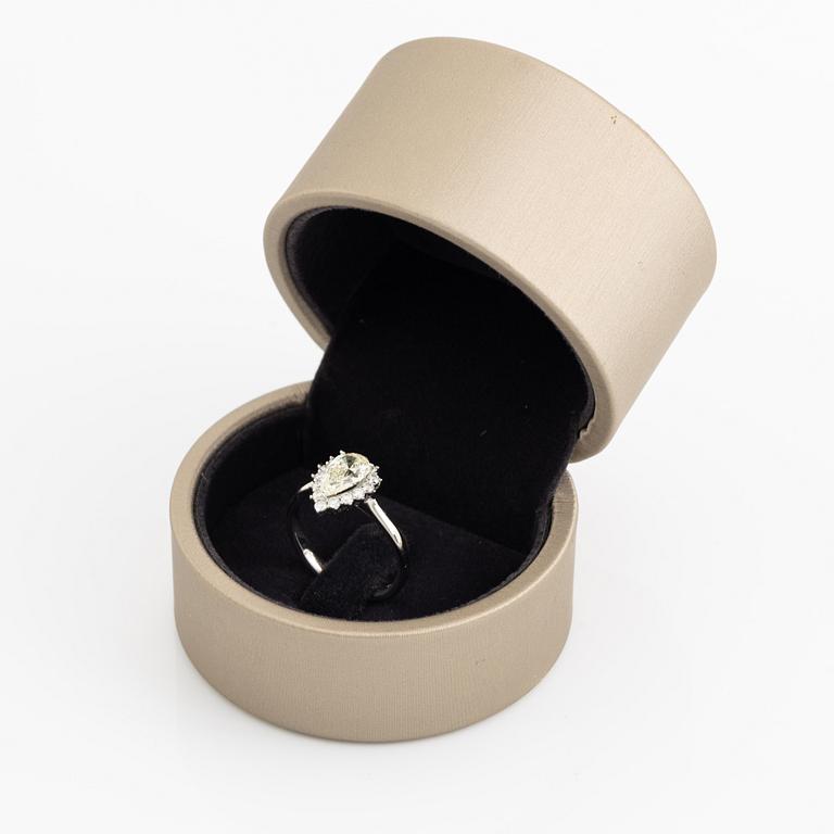 Ring med droppformad diamant 1,20 ct, med GIA report.