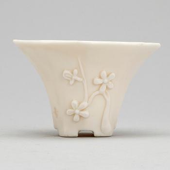 VINOFFERBÄGARE, blanc de chine. Qing dynastin, sannolikt Kangxi (1662-1722).