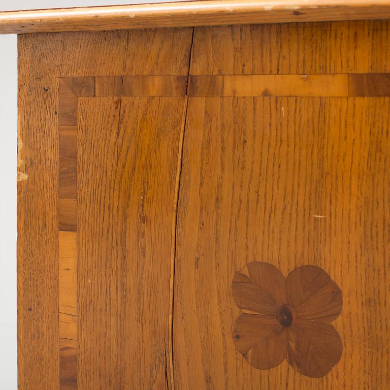 A late baroque chest of drawers.