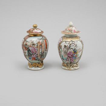 TEDOSOR, 2 st, porslin, Kina, 1700-tal.