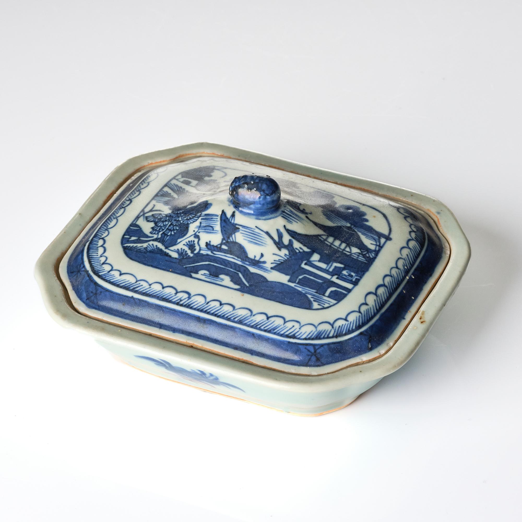 Servisdelar, 18 stycken, porslin. Qingdynastin, omkring 1900.