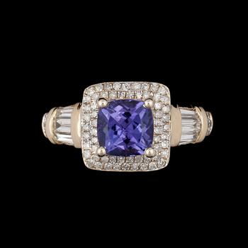 RING, 14k guld med tanzanit och små diamanter diamanter. Vikt ca 3,9 gram.