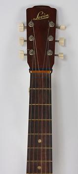 GITARR, akustisk. Levin. Med gitarrstämmare.