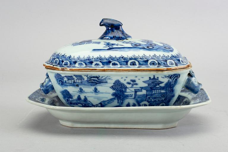 A Chinese Qianlong blue and white porcelain tureen with sauser.