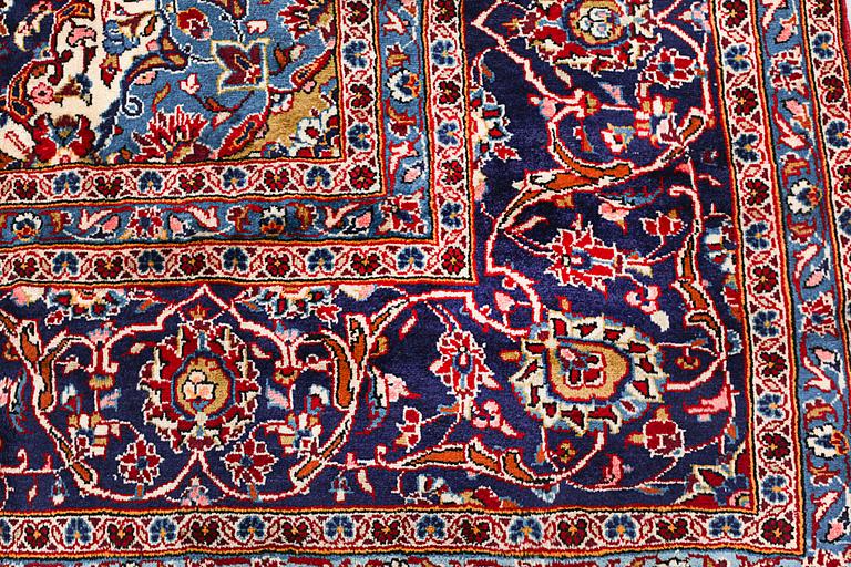 A Keshan rug, ca 420 x 290 cm.