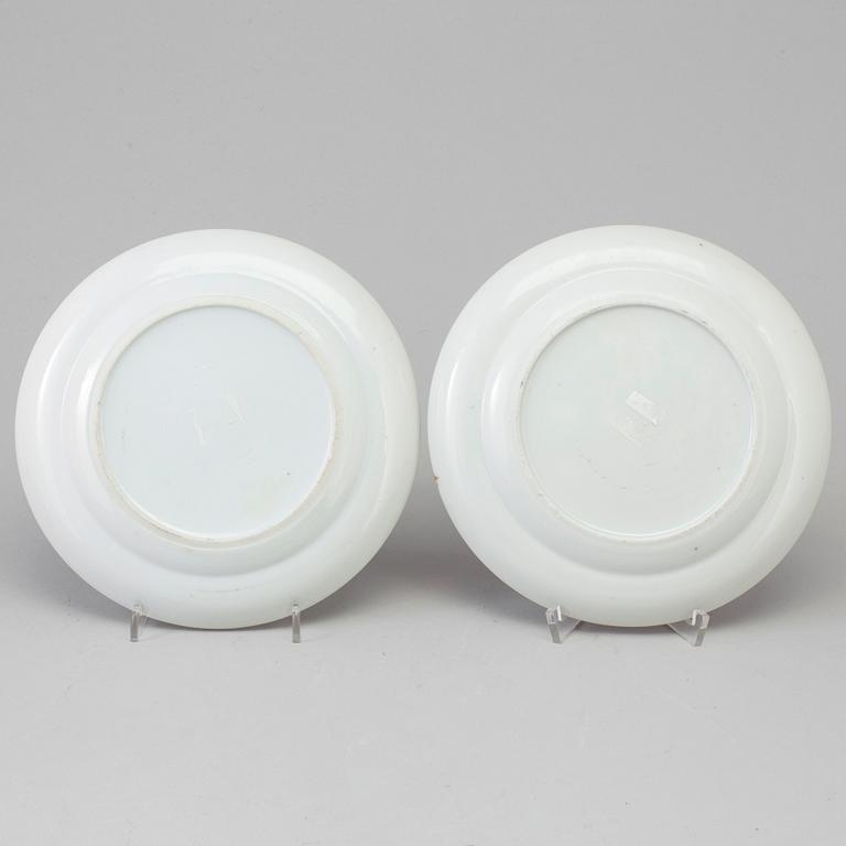 A pair of Chinese canton porcelain dishes, Qing dynasty, 19th century.