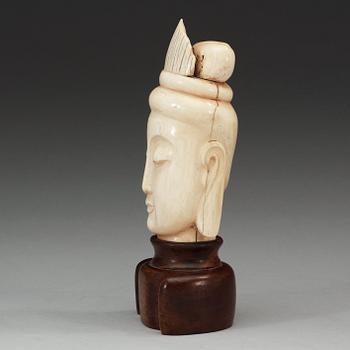 A ivory head of Guanyin, Qing dynasty (1644-1912).