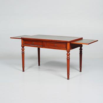 SKRIVBORD och KARMSTOL, Grange, Frankrike, 1900-talets andra hälft.