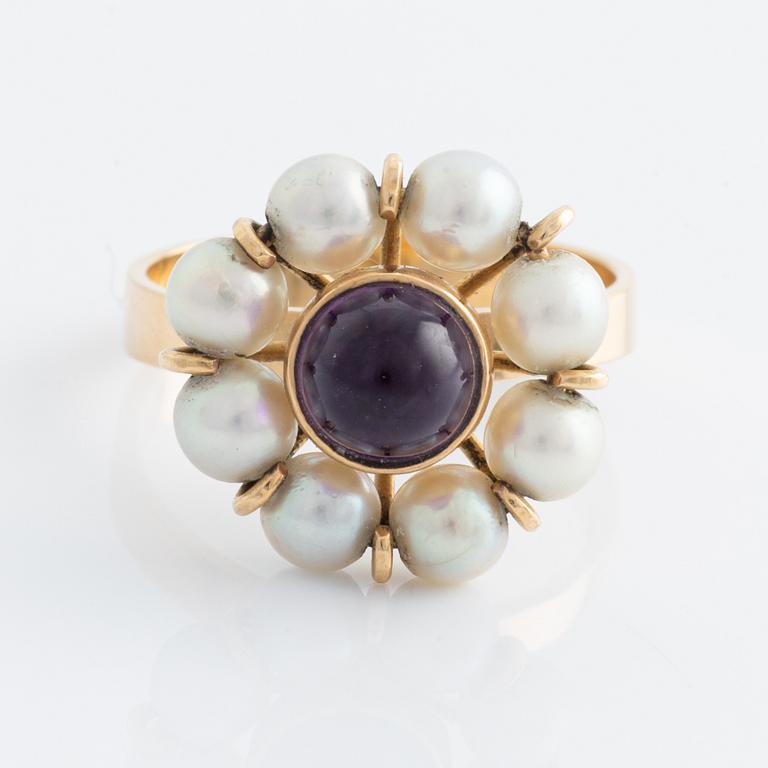 Ring, 18K gold with pearls and cabochon-cut amethyst.