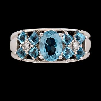 RING, 14K vitguld, turkosblå topaser samt diamanter.