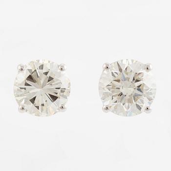 A pair of earrings in 18K gold set with round brilliant-cut diamonds.
