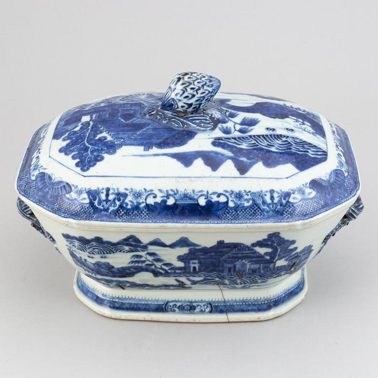 A blue and white tureen, Qing dynasty, Qianlong (1736-95).