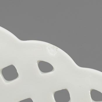 ROYAL COPENHAGEN, tallrikar 3 st, porslin, "Musselmalet", modell 1098 och 624, Danmark.