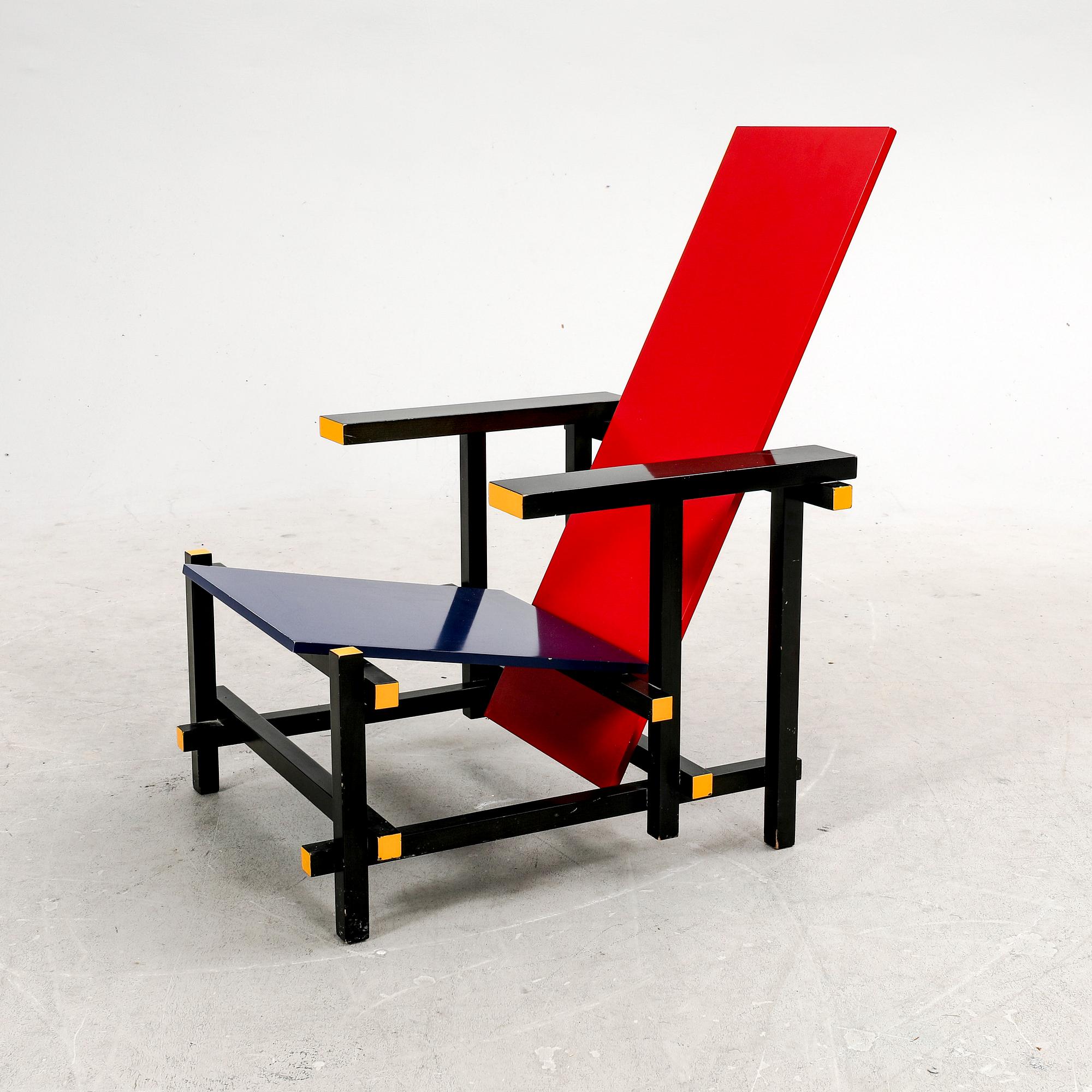Gerrit Rietveld, fåtölj, "Red and blue chair", Cassina, formgiven 1918.