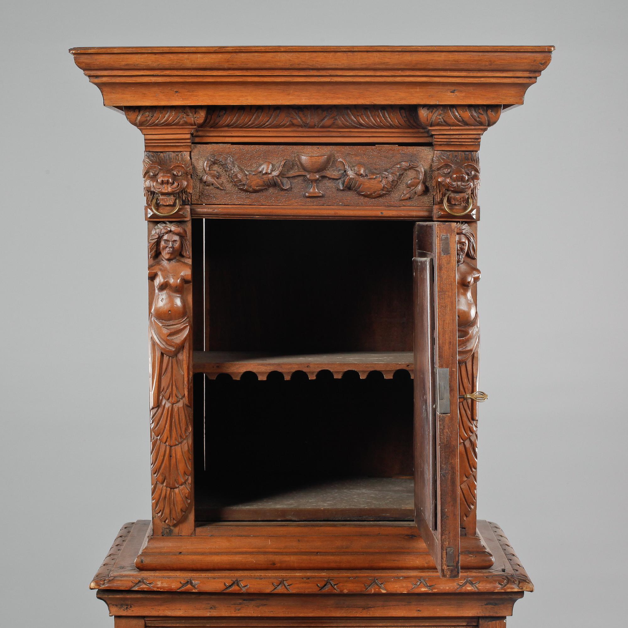 SKÅP PÅ BENSTÄLLNING, sent 1800-tal.