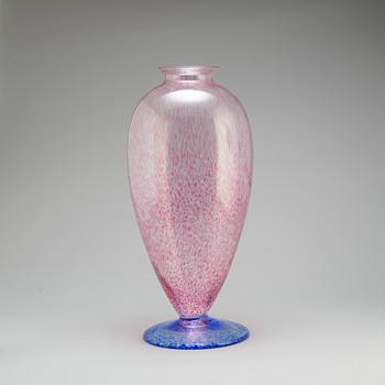 A glass vase by Lars Sestervik, Lindshammar, signed and dated 90.