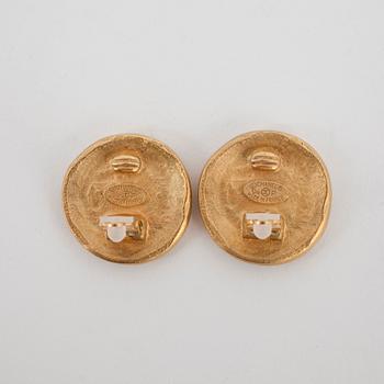 CHANEL, a pair of goldcolored metal earclips.