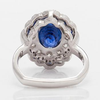 Ring, platina med en oval obehandlad safir, Sri Lanka, och briljantslipade diamanter. GRS-sertifikat.