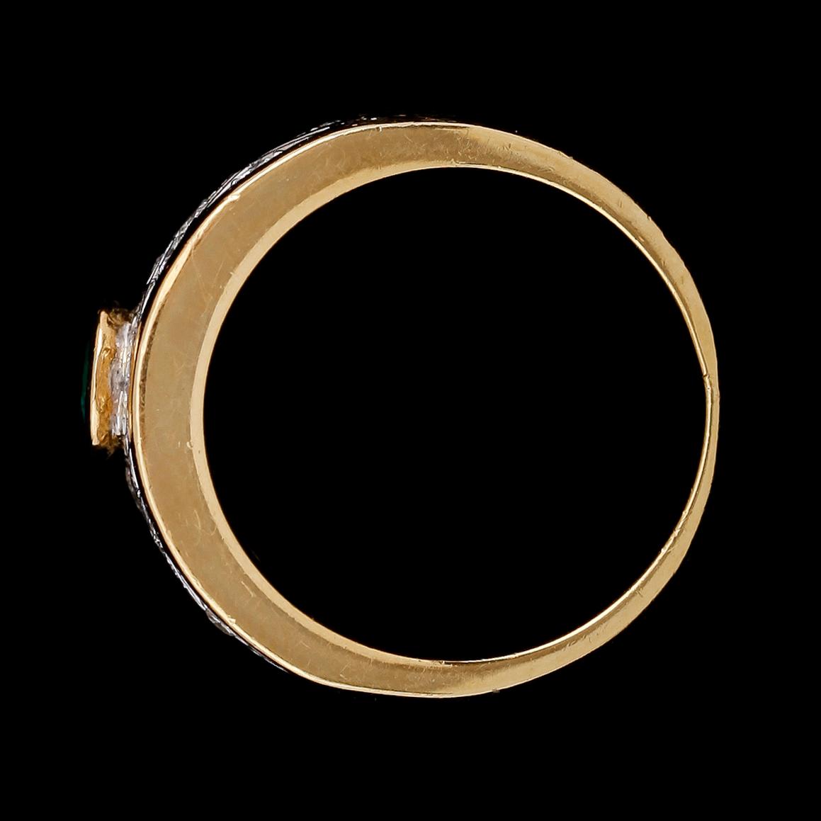 RING, 18 k guld, smaragd samt briljantslipade diamanter.