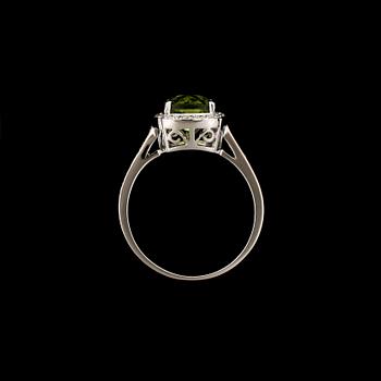 RING, 14k vitguld med peridot ca2,20ct och diamanter tot ca0,21ct.
