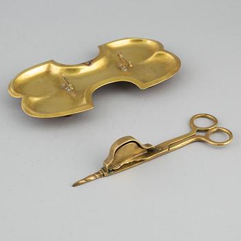 A 17th/18th century bronze candle scissor.