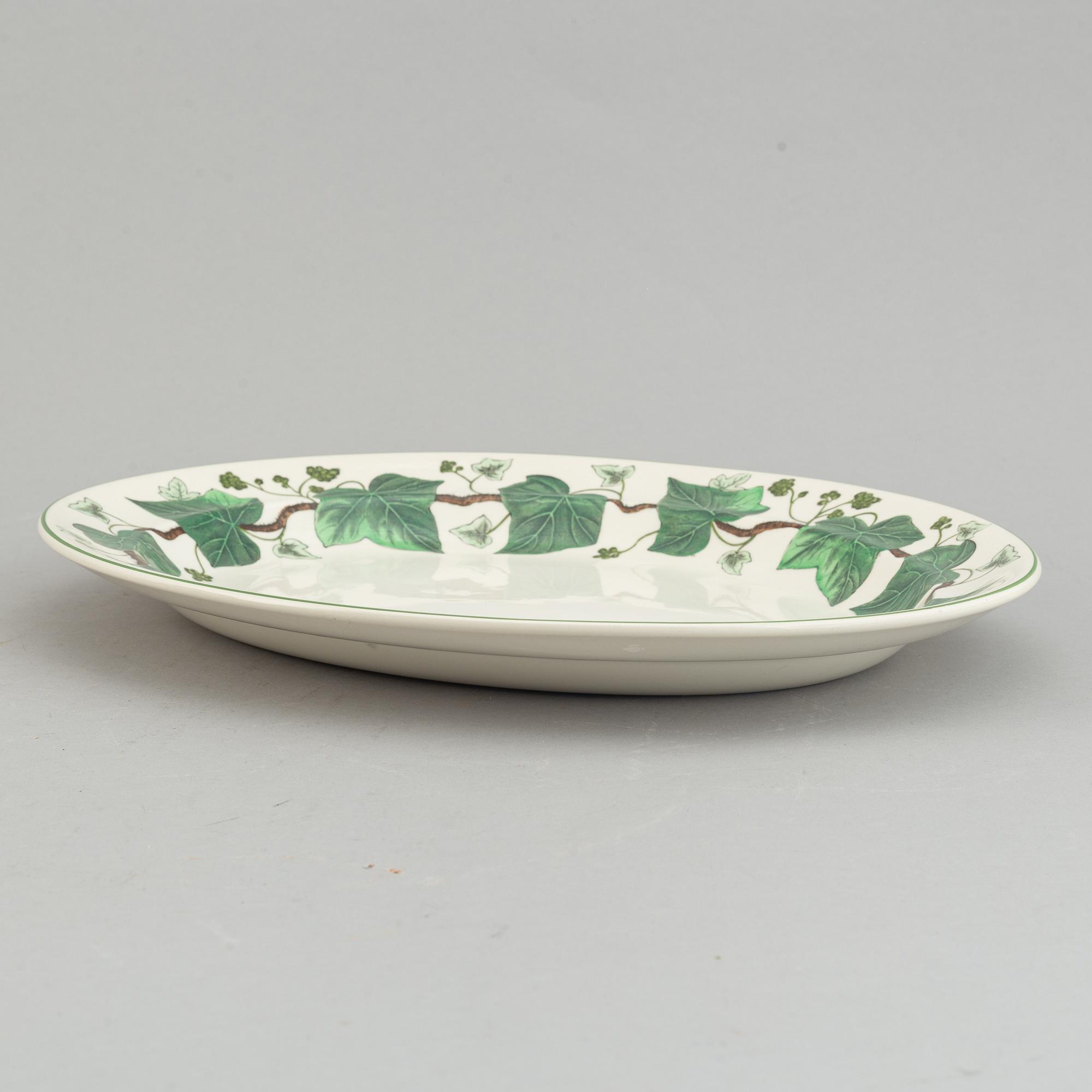 A part 'Napoelon Ivy' dinner and coffee service, Wedgwood, England, second half of the 20th century (53 pieces).